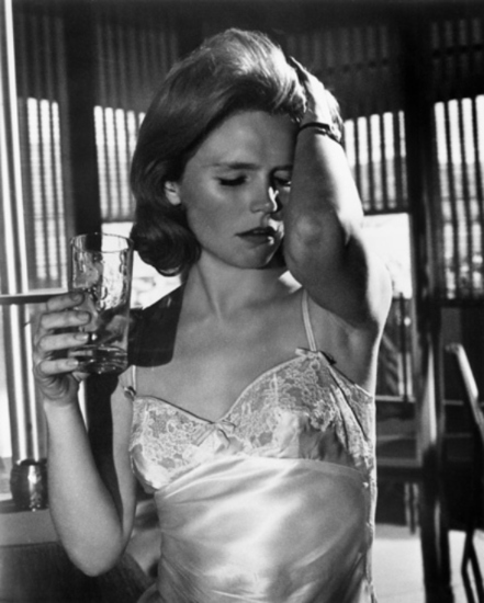 Lee Remick love booze more than you in Days of Wine and Roses.